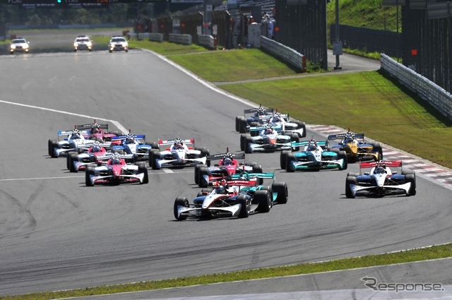 今年7月のFニッポン富士戦のスタート。インパル対トムスというレース内容だった。