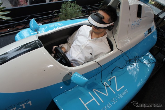 ソニーは、ヘッドマウントディスプレイ 「HMZ-T1」を発売前に先行体験できるイベントを東京青山で開催、会場にはフォーミュラマシンが登場した