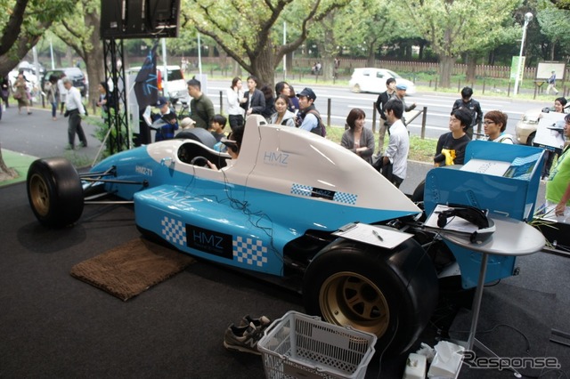 ソニーは、ヘッドマウントディスプレイ 「HMZ-T1」を発売前に先行体験できるイベントを東京青山で開催、会場にはフォーミュラマシンが登場した