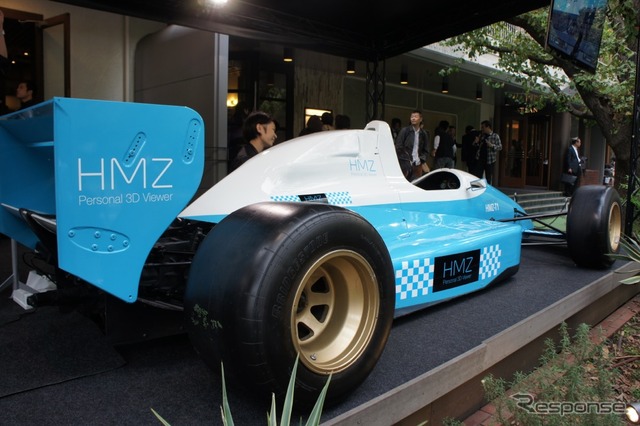 ソニーは、ヘッドマウントディスプレイ 「HMZ-T1」を発売前に先行体験できるイベントを東京青山で開催、会場にはフォーミュラマシンが登場した