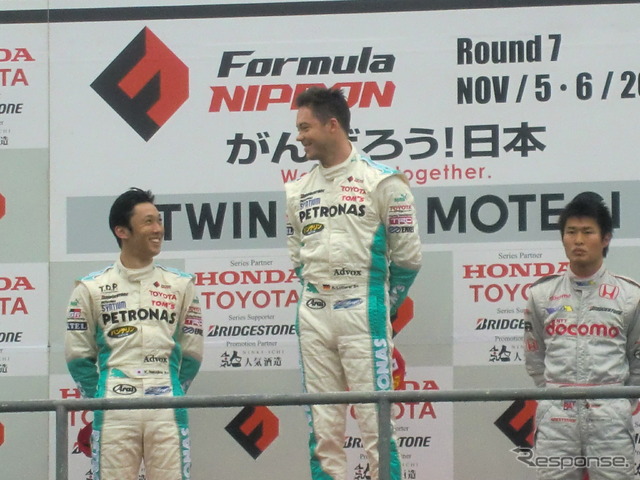 レース1の表彰台。中嶋一貴(左)とロッテラーが笑顔で健闘を讃え合う。3位は塚越広大。