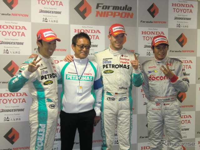 左から中嶋一貴、トムスの舘監督、ロッテラー、塚越(レース1で3位)。