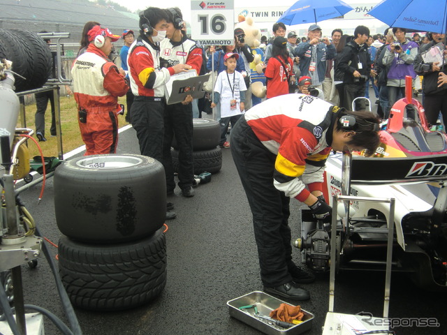 スリックか、レインか? レース1のスタート前、各陣営はタイヤ選択に悩んだ。山本尚貴の陣営は最終的にレインを選択するが、このギャンブルは不発に終わる。