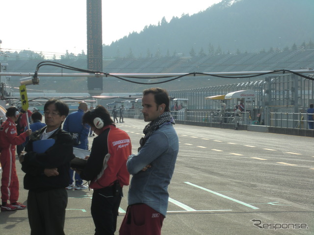 予選日、F1ドライバーのビタントニオ・リウッツィがもてぎに姿を見せた。同じイタリア出身のアンドレア・カルダレッリを応援するための来日。