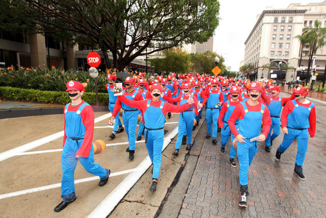 マリオの発売を記念して大量のマリオがショッピングセンターに・・・ マリオの発売を記念して大量のマリオがショッピングセンターに・・・