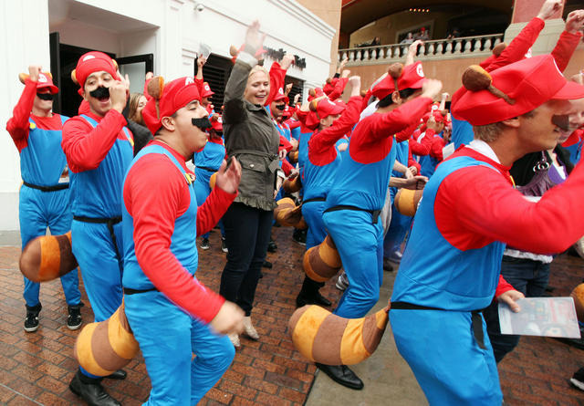 マリオの発売を記念して大量のマリオがショッピングセンターに・・・ マリオの発売を記念して大量のマリオがショッピングセンターに・・・