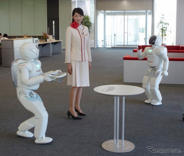 お客様へのプレゼンを中断し、お客様に飲み物が来たことを知らせるASIMO
