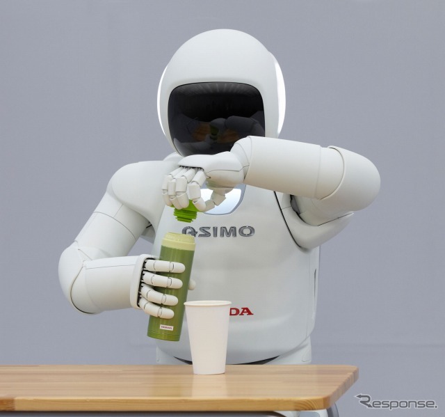 水筒のふたをひねって開けるASIMO