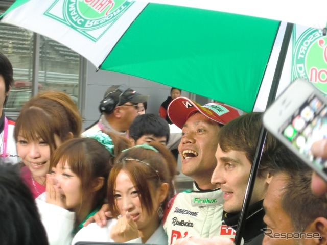 脇阪寿一の復活表彰台に、チームのスタッフやレースクイーンたちが涙ぐむ姿も。
