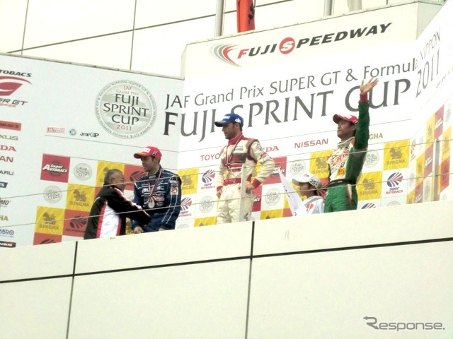 GT500決勝第1レースの表彰台。左から2位オリベイラ、優勝クインタレッリ、3位の脇阪寿一。