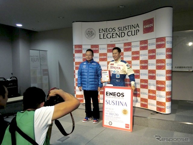 往年の名手がホンダCR-Zで競うレジェンドカップ。予選ベストタイムは黒澤琢弥さん(右)だったが、年齢に応じたハンデにより、ポールポジションは高橋国光さん(左)の手に。