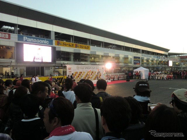 夕闇迫るコース上でのグランドフィナーレ。
