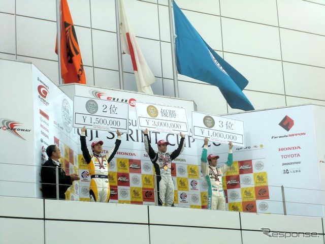 Fニッポンのレース直後の表彰式。左から2位の石浦宏明、優勝オリベイラ、3位の中嶋一貴。賞金ボードを手に皆、笑顔?
