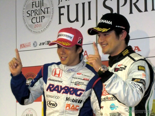 GT500の決勝第2レースで勝った伊沢拓也(左)と、GT300決勝第2レースを制した番場琢。