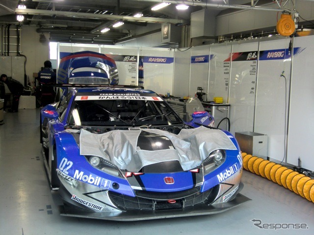 待機中のRAYBRIG HSV-010。伊沢のドライブでGT500決勝第2レースに勝利する。