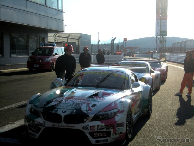 GT300決勝第2レースを制した直後の初音ミク グッドスマイルBMW。