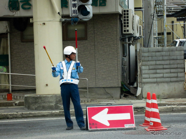 石巻市街中心部の信号機が復旧していない交差点では、愛知県警が交通整理を行っていた。東日本大震災発生から5か月。