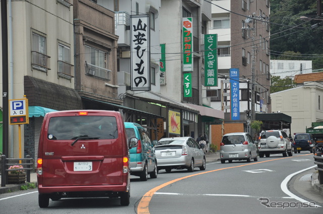 箱根湯本駅商店街を走り抜ける