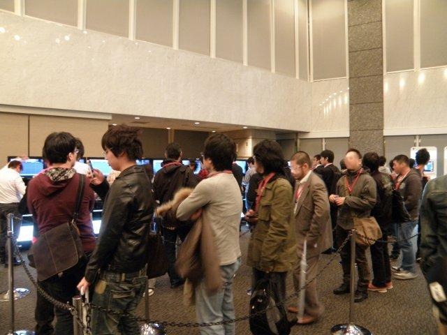 Gackt氏や豪華声優陣も続々登場!『コール オブ デューティ モダン・ウォーフェア3』発売直前パーティ 試遊台へ並ぶイベント参加者