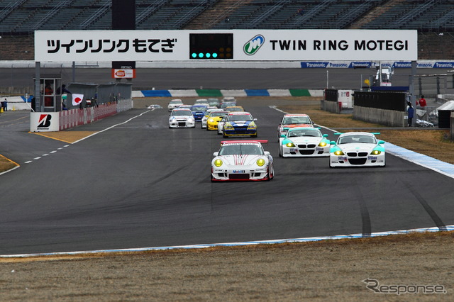 昨年春のもてぎロードコース戦のレースシーン。
