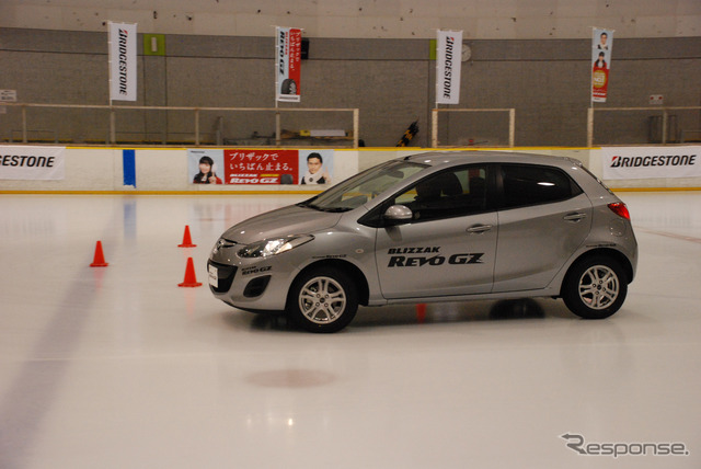 「BLIZZAK REVO GZ」氷上での走行会の様子