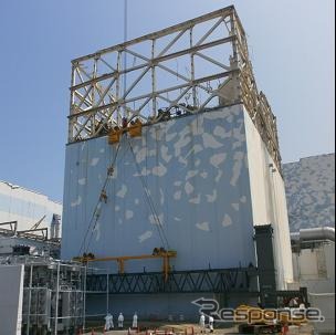 放射性物質拡散を抑制する取り組みで、崩壊した原子炉建屋をカバーする(1号機)