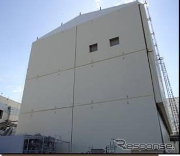放射性物質拡散を抑制する取り組みで、崩壊した原子炉建屋をカバーする(1号機)