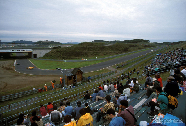もてぎロードコースの90度コーナーは、やはり最高の観戦ポイントのひとつだ(写真のレースはSUPER GT)。