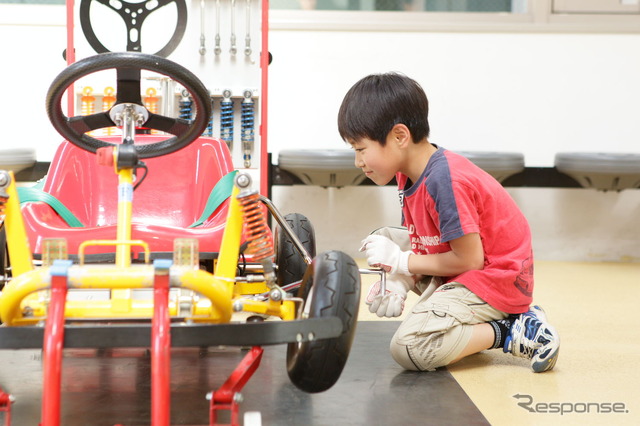 ピット工房で車両の組み立てを体験。