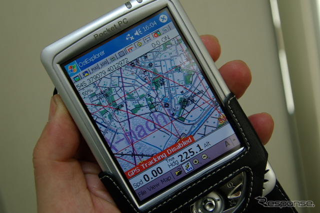 熱気球ホンダグランプリ。競技飛行中はPOCKET PCのGPSナビゲーションシステムで飛行状況を確認する。対地速度、高度などの3D情報が正確に出る。