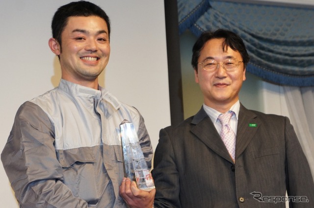 ベストペインターコンテスト11、中部ブロック代表の熊澤崇選手(
オートサービス中北)が日本チャンピオン獲得(写真左はBASFコーティングスジャパンの佐藤昭彦社長)