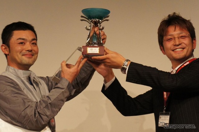 前回大会のチャンピオン、永塚伸洋さん（ホンダボディサービス栃木）からは、ウィナートロフィーとメダルが贈呈された。