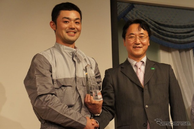 BASFコーティングスジャパンの佐藤昭彦社長からトロフィーが贈呈された