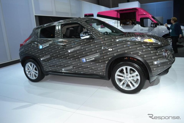 公式FacebookとTwitterに寄せられたオーナーのメッセージでラッピングされた日産ジューク(ロサンゼルスモーターショー11)