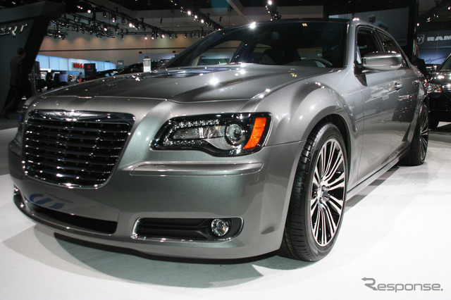 クライスラー300Cの最強グレード「SRT8」をベースに排気量を7.0リットルへ拡大した「300S 426」(ロサンゼルスモーターショー11)