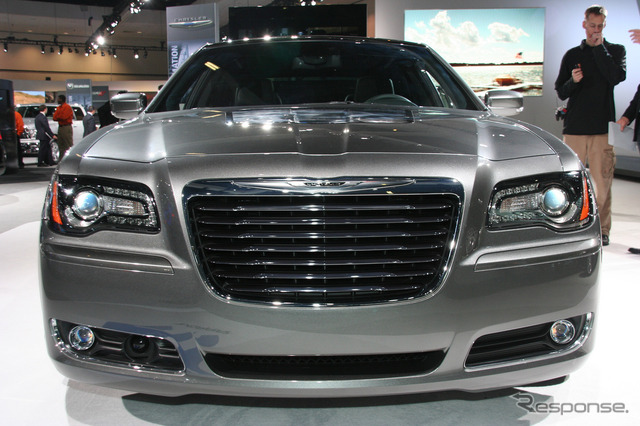 クライスラー300Cの最強グレード「SRT8」をベースに排気量を7.0リットルへ拡大した「300S 426」(ロサンゼルスモーターショー11)