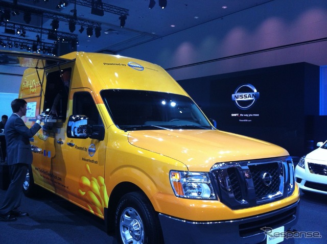 日産 NV2500 ハイルーフをベースにした移動販売車、「ザ・グリルド・チーズ・トラック」仕様(ロサンゼルスモーターショー11)