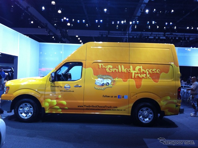 日産 NV2500 ハイルーフをベースにした移動販売車、「ザ・グリルド・チーズ・トラック」仕様(ロサンゼルスモーターショー11)