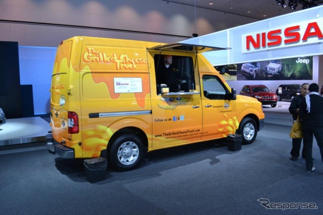 日産 NV2500 ハイルーフをベースにした移動販売車、「ザ・グリルド・チーズ・トラック」仕様(ロサンゼルスモーターショー11)