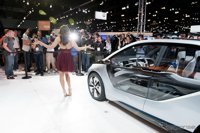 BMWの新ブランド、「i」の『i3コンセプト』と『i8コンセプト』の北米プレミアにはハリウッド女優のポーラ・パットンが登場(ロサンゼルスモーターショー11)