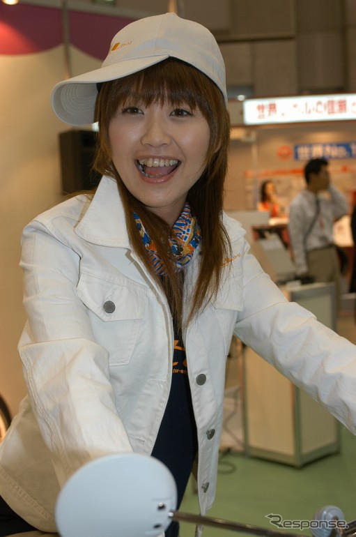 【東京モーターサイクルショー04】写真蔵…あの娘の笑顔に会える