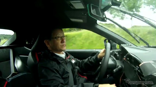 トヨタFT-86のプロトタイプに試乗するトヨタ自動車の豊田章男社長（動画キャプチャー）