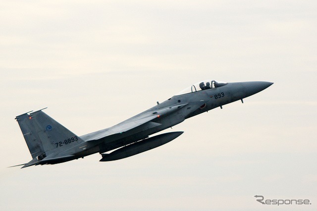 他の基地ではほとんど見ることができないメニューが戦闘機の低速飛行。テストパイロットの腕が堪能できる。