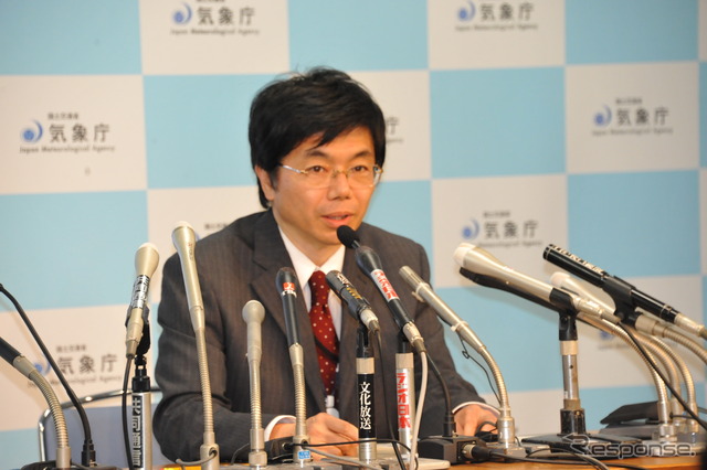 会見する永井章地震津波監視課長(気象庁)