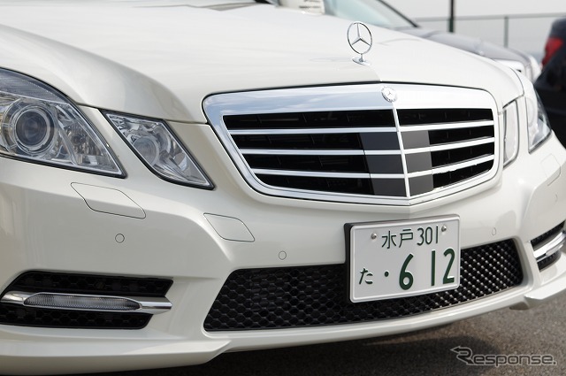 フロントグリルに埋め込まれているのは中距離用の77GHzレーダー。日本初採用の24GHz帯レーダーはバンパー(ヘッドライト下)の丸い部分。