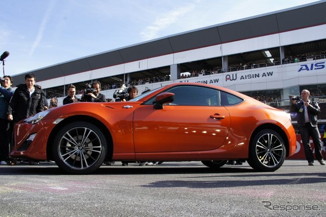 トヨタ、新型FRスポーツの車名は「86(ハチロク)」に決定