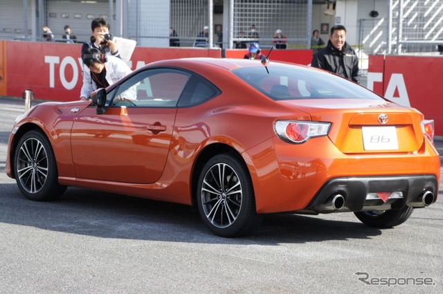 トヨタ、新型FRスポーツの車名は「86(ハチロク)」に決定