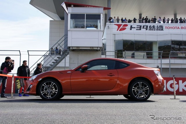 トヨタ、新型FRスポーツの車名は「86(ハチロク)」に決定