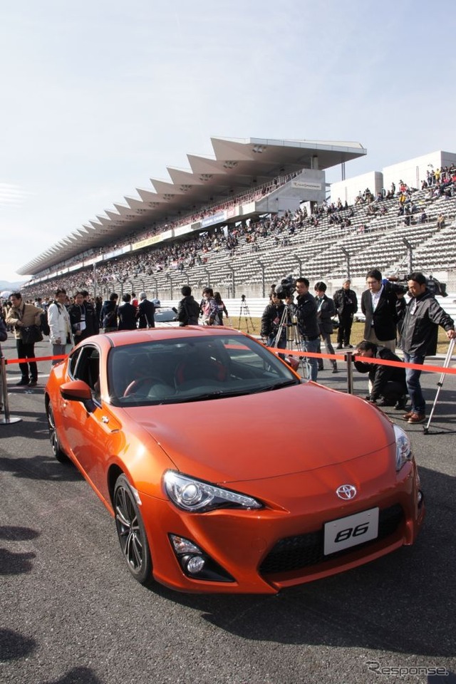 トヨタ、新型FRスポーツの車名は「86(ハチロク)」に決定