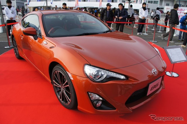 トヨタ、新型FRスポーツの車名は「86(ハチロク)」に決定